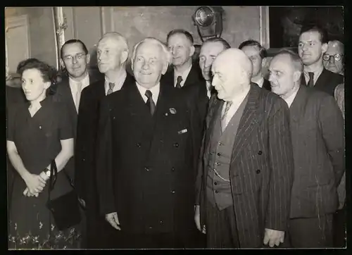 Fotografie Ansicht Berlin-Niederschönhausen, Wilhelm Pieck mit Mitgliedern des FDGB, 60. Jahre Gewerkschaft, 1954