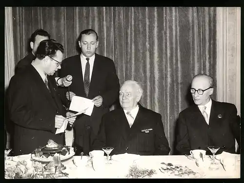 Fotografie Wilhelm Pieck mit Delegation des Obersten Sowjets der UdSSR in seinem Amtssitz Niederschönhausen, 1955