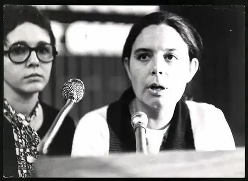 Fotografie Beatrix Allende die Tochter Salvador Allendes bei einer Rede in der Aula der Universität Köln, 1974