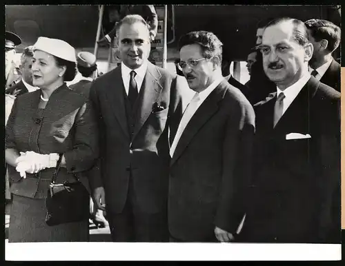 Fotografie Jugoslawischer Vizepräsident Edward Kardelj bei Ankunft in Athen 1957 mit Karamanlis, Averoff und seiner Frau