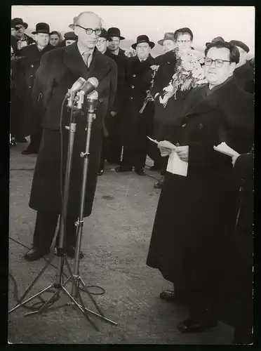 Fotografie Nikolai S. Patolitschew neben Dr. h.c. Johannes Dieckmann bei seiner Begrüssungsrede in Berlin 1955