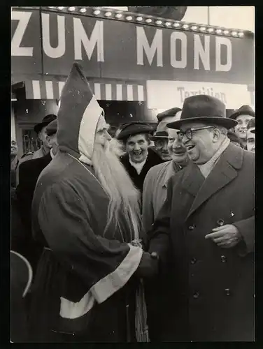 Fotografie Ansicht Berlin, Oberbürgermeister Friedrich Ebert begrüsst den Weihnachtsmann auf dem Marx-Engels-Platz, 1957