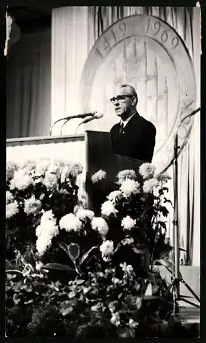 Fotografie Ansicht Rostock, Willi Stoph würdigt bei einer Rede in der Alma Mater eben diese, 1969