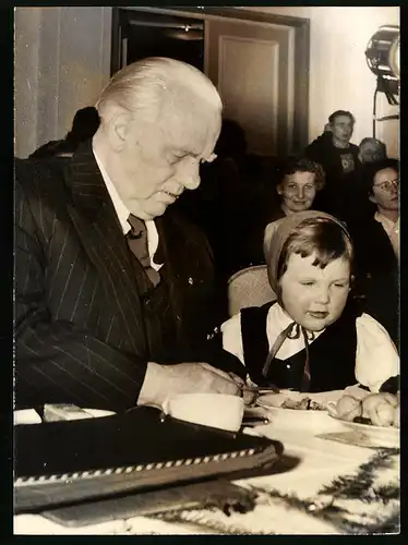 Fotografie Wilhelm Pieck lud die Kinder seiner Mitarbeiter zur Weihnachtsfeier ein, kleines Rottkäppchen erzählt im was