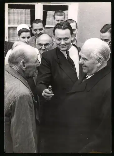 Fotografie Ansicht Velten, Wilhelm Pieck besucht überraschend das Feierabendheim Velten, im Gespräch mit Bruno Töpfer
