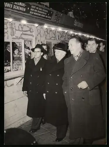 Fotografie Ansicht Berlin, Präsident Wilhelm Pick mit Waldemar Schmidt auf dem Berliner Weihnachtsmarkt 1954