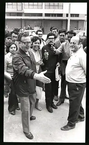 Fotografie Chilenischer Staatspräsident Salvador Allende im Kreise von Journalisten