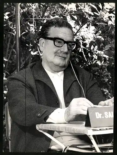 Fotografie Portrait Dr. Salvador Allende mit mit dicker Hornbrille und Kopfhörer im Ohr