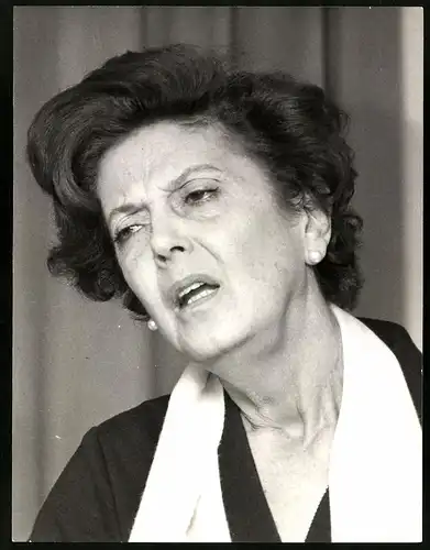 Fotografie Portrait Hortensia Bussi de Allende, Frau von Salvador Allende