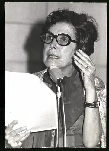 Fotografie Hortensia Bussi de Allende in Nürnberg anlässlich Nürnberger Prozesses gegen die chilenische Militärjunta