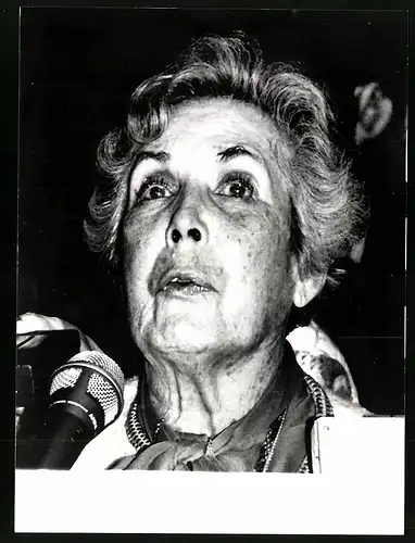 Fotografie Santiago de Chile, Witwe Hortensia Bussi de Allende bei Ihrer Rückkehr aus dem Exil 1988 am Flughafen