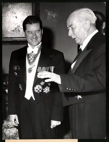 Fotografie jugoslawiens Botschafter Dusan D. Kveder mit Theodor Heuss bei Überreichung eines Beglaubigunsschreiben 1956