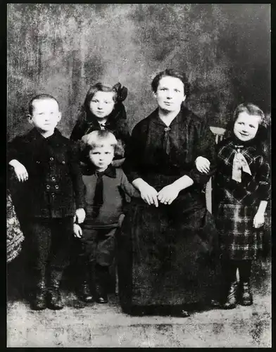 Fotografie Mutter Karoline Honecker mit ihren vier Kindern Erich Honecker, Willi, Käthe und Frieda