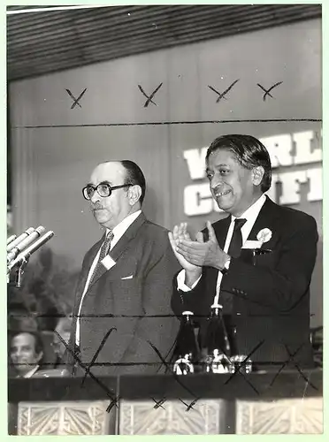 Fotografie chilenischer Politiker Clodomiro Almeyda und R. Chandra auf einem Podium