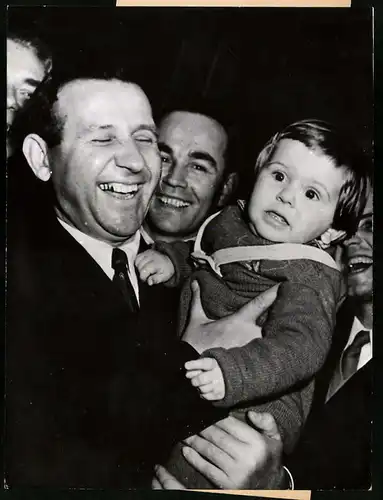 Fotografie der ungarische Diktator Staatschef Kadar mit einem Kind auf dem Arm im Kremel