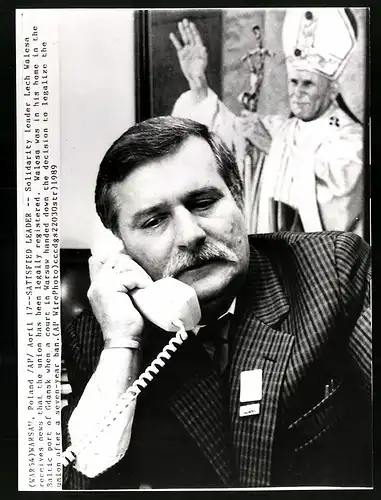 Fotografie Polnischer Arbeiterführer Lech Walesa erhällt am Telefon die Bestätigung für seine Gewerkschaft, 1989