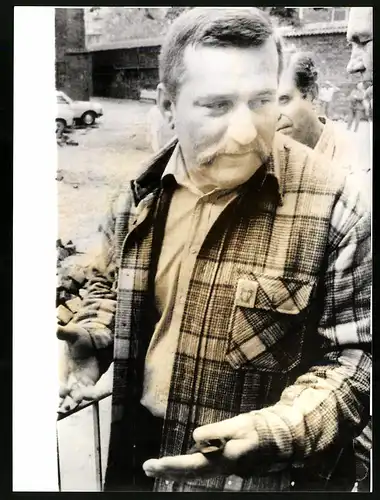 Fotografie Ansicht Danzig, Arbeiterführer Lech Walesa gibt Interview an der St. Brygida Kirche, 1985