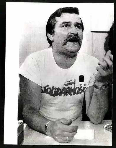 Fotografie Lech Walesa mit T-Shirt der Verbotenen Gewerkschaftsorganisation Silodarnoscz, 1985