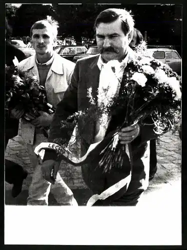 Fotografie Ansicht Danzig, Lech Walesa erhällt zu seinem 42. Geburtstag Blumen von seinen Anhängern, 1985