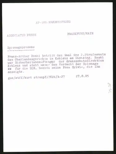 Fotografie Ansicht Koblenz, Franz-Arthur Roski im Gerichtssaal, nebst seiner Frau welche ihn Anzeigte DDR-Spion zu sein