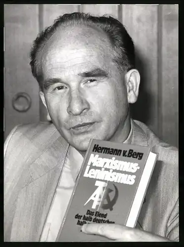 Fotografie Hermann von Berg, EX-DDR Bürger mit seinem Buch: Marxismus-Leninismus in Bonn, 1986