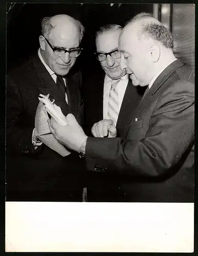 Fotografie Prof. Albert Norden im Gespräch mit westdeutschen Teilnehmern des Kongress für Frieden und Abrüstung, 1961