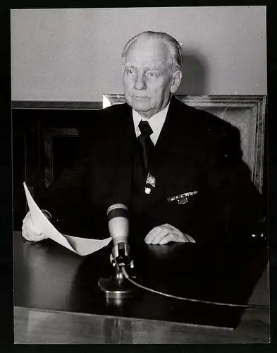 Fotografie Präsident der DDR Wilhelm Pieck bei seiner Ansprache zum Jahreswechsel 1955 /56