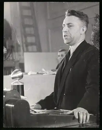 Fotografie Edward Ochab bei seiner Rede der ersten Parteikonferenz der SED in Berlin 1949