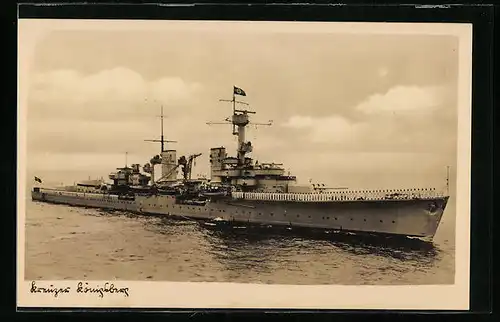 AK Kreuzer Königsberg der Kriegsmarine mit paradierender Mannschaft auf Deck