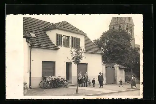 Foto-AK Pulheim, Familie vor ihrem Haus am Deckertplatz, Blick zur Kirche