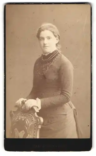 Fotografie J. Lacroix, Genève, Rue de Candolle, Junge Dame im Kleid mit Halskette