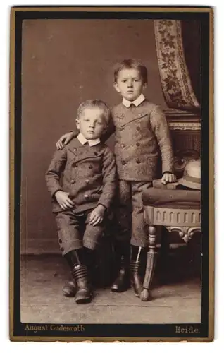 Fotografie August Gudenrath, Heide, Friedrichstr. 42, Zwei Jungen in modischen Anzügen