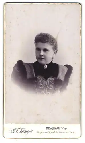 Fotografie J. F. Klinger, Braunau a. Inn, Ringstr. 23, Junge Dame im Kleid mit Kragenbrosche