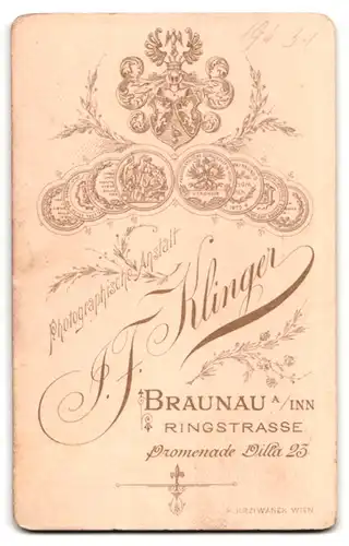 Fotografie J. F. Klinger, Braunau a. Inn, Ringstr., Junge Dame in zeitgenössischer Kleidung