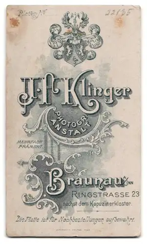 Fotografie J. F. Klinger, Braunau a. Inn, Ringstr. 23, Junge Dame im Kleid mit Puffärmeln