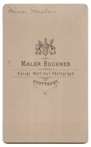 Fotografie Maler Buchner, Stuttgart, Halbwüchsiger Knabe im Anzug mit Fliege