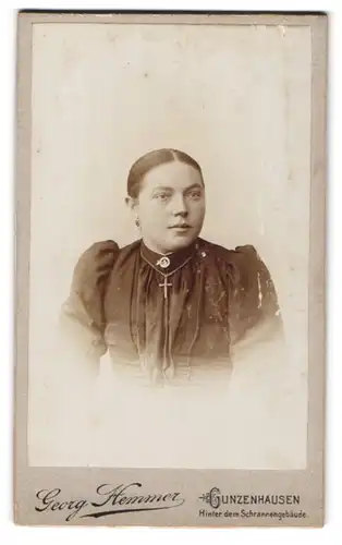 Fotografie Georg Hemmer, Gunzenhausen, Junge Dame im Kleid mit Kreuzkette