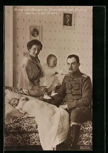 AK Herzog und Herzogin von Braunschweig und Lüneburg mit den beiden Prinzen