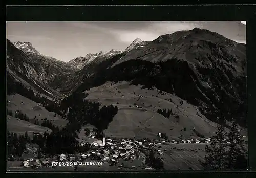 AK Holzgau, Gesamtansicht mit Berglandschaft
