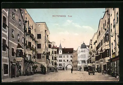 AK Rattenberg, Strassenpartie mit Gasthaus und Tor