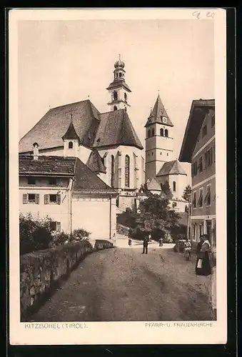 AK Kitzbühel, Strassenpartie mit Pfarr- und Frauenkirche