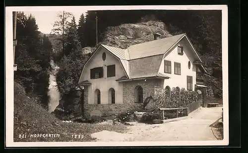 AK Hopfgarten, Gebäudeansicht mit Wasserfall