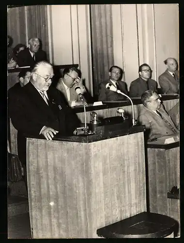 Fotografie Otto Nuschke bei der Ausserordentlichen Volkskammersitzung 1954