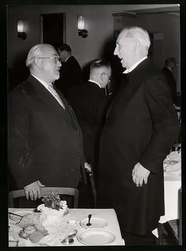 Fotografie Otto Nuschke und Vizepräsident des evang. Kirchentages Lücking zur Amtseinführung Dr. Krummachers 1955