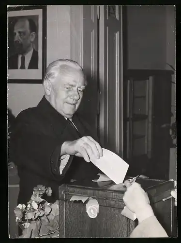Fotografie Ansicht Berlin-Niederschönhausen, Wilhelm Pieck gibt seine Stimme im Wahllokal zu den Volkswahlen 1954 ab