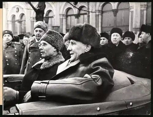 Fotografie ungarischer Regierungschef Janos Kadar und M. Suslow Sekretär der KPdSU im Wagen vor dem Moskauer Bahnhof