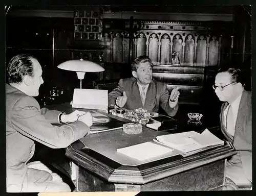 Fotografie Keystone, München, Ministerpräsident Janos Kadar und Minister Marosan im Budapester Parlamentsgebäude, 1956