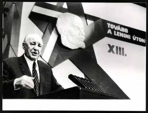 Fotografie Janos Kadar auf dem 13. Parteitag der KP Ungarns beim Rechenschaftsbericht ablegen, 1985
