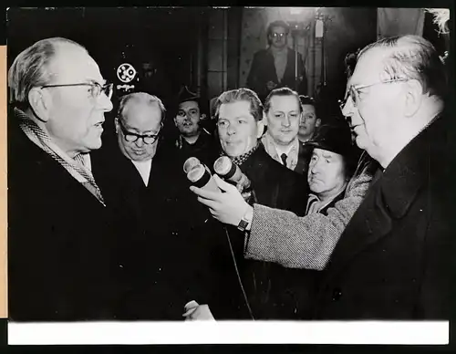 Fotografie Keystone, München, Otto Grotewohl begrüsst Ference Münnich in Ost-Berlin 1958