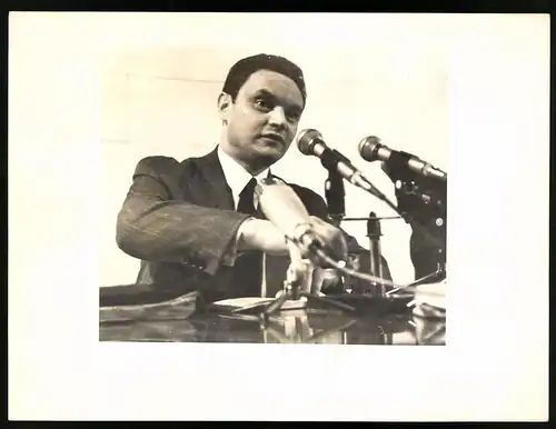 Fotografie Polens Innenminister Andrzej Czechowicz auf Internationaler Pressekonferenz zum Radio Freies Europa 1971